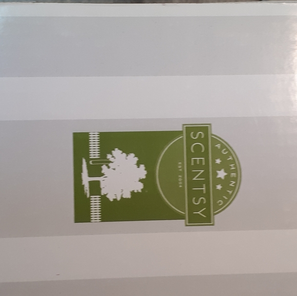 New in box adorn scentsy plug in - Picture 3 of 3